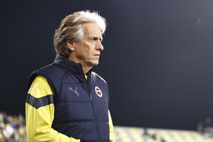 Nesse domingo, Jorge Jesus viu seu cargo balançar mais uma vez e a equipe se afastar mais do Galatasaray no Campeonato Turco