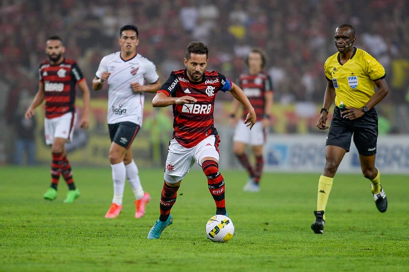 Árbitro escalado para apitar Flamengo x Cruzeiro é conhecido por ter mentido em súmula de jogo do Flamengo em 2018; Relembre
