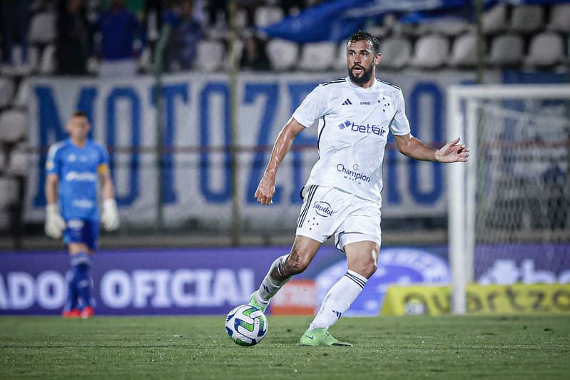 Zagueiro do Cruzeiro exala confiança ao projetar duelo com Flamengo