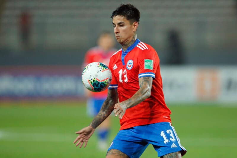 Erick Pulgar em campo pela Seleção do Chile; Flamengo de Sampaoli costuma sofrer sem o volante