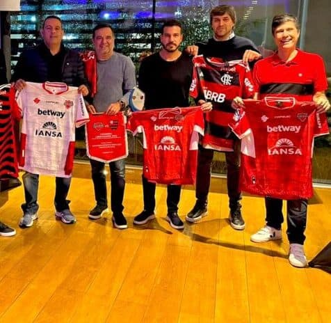 Com 'herdeiro' de Braz Diogo Lemos ao centro, drigentes do Flamengo se reúnem com Ñublense