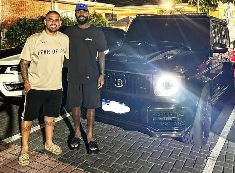 Gerson ao lado de seu novo carro