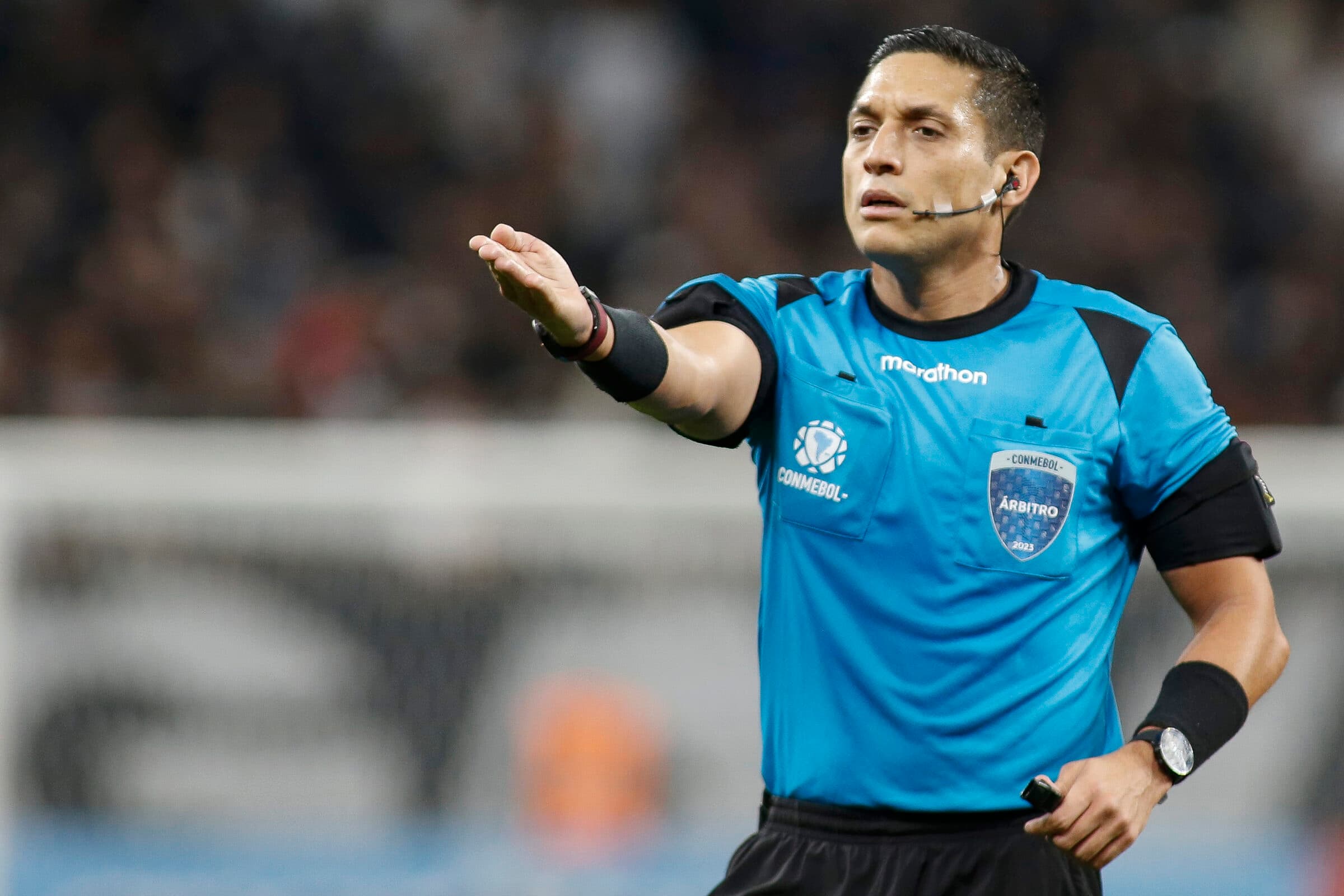 Jesús Valenzuela em jogo da Libertadores; árbitro venezuelano apitará Flamengo x Racing