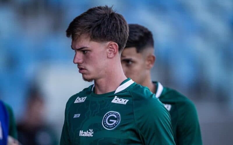 João Pedro Mandovani com a camisa do Goiás; atleta passou 10 anos no Flamengo