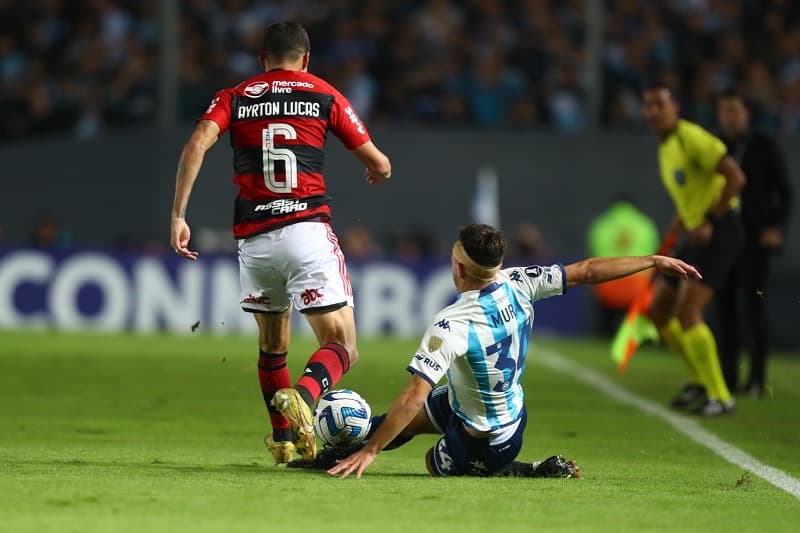 Ayrton Lucas, do Flamengo, leva duas faltas consecutivas do mesmo jogador do Racing