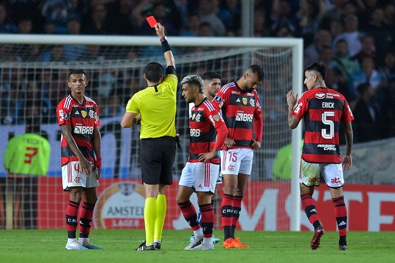 Em campo contra o Racing, Flamengo vê jogo mudar e sofre empate após Wesley fazer falta e ser expulso