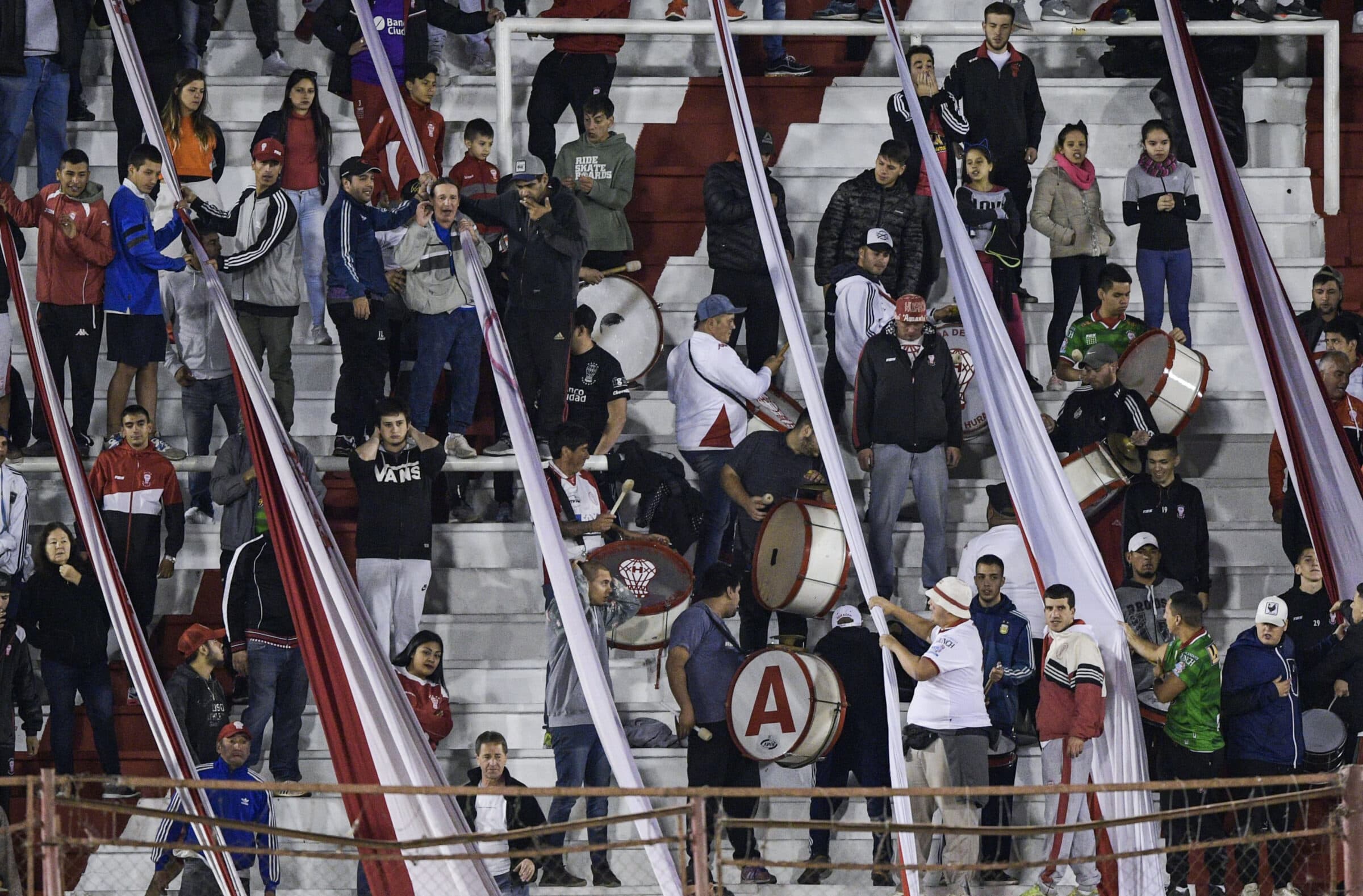 Torcida do Huracán pratica racismo em jogo contra o Emelec