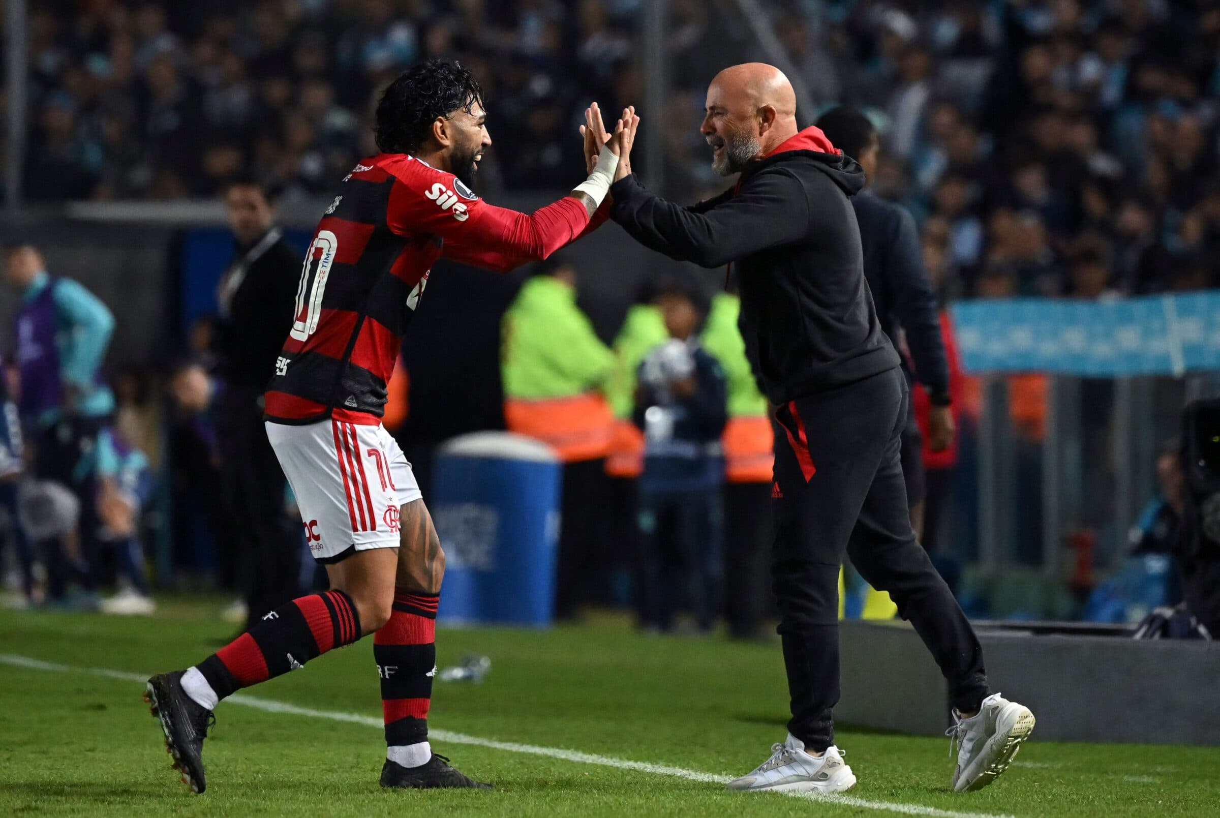 Jorge Sampaoli comemora gol do Flamengo com Gabigol
