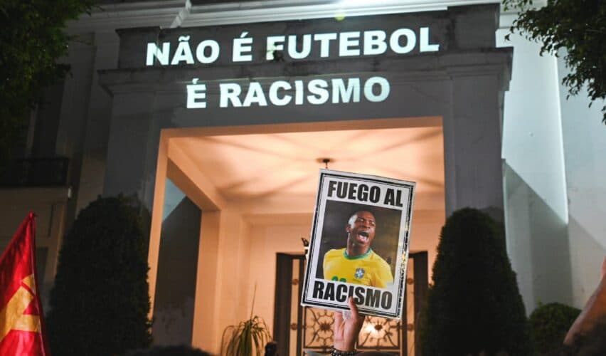 Protesto em apoio a Vini Jr no Consulado da Espanha