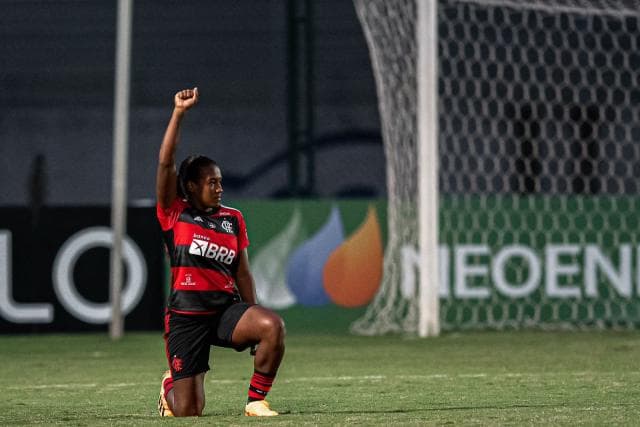'Inúmeras vezes me olharam ou me trataram diferente', diz jogadora do Flamengo sobre racismo com Vinícius Júnior
