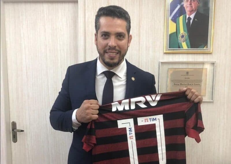 Deputado Rodrigo Amorim, que recebeu camisa do Flamengo e festejou título no gramado, quer tirar nome de Gilberto Cardoso do Maracanazinho