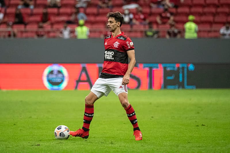 Após receber a proposta do Cruzeiro, Rodrigo Caio, zagueiro do Flamengo, responde à investida do clube mineiro