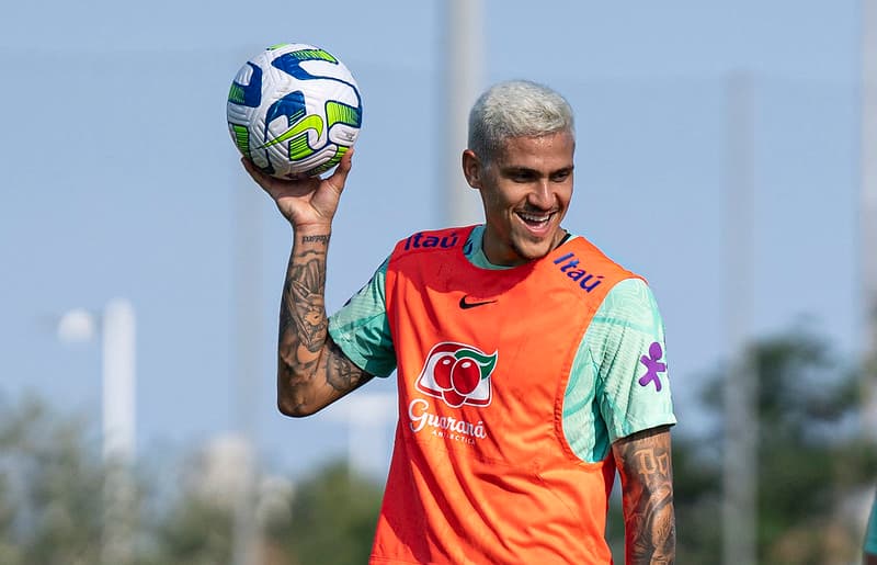 Pedro com a camisa da Seleção Brasileira