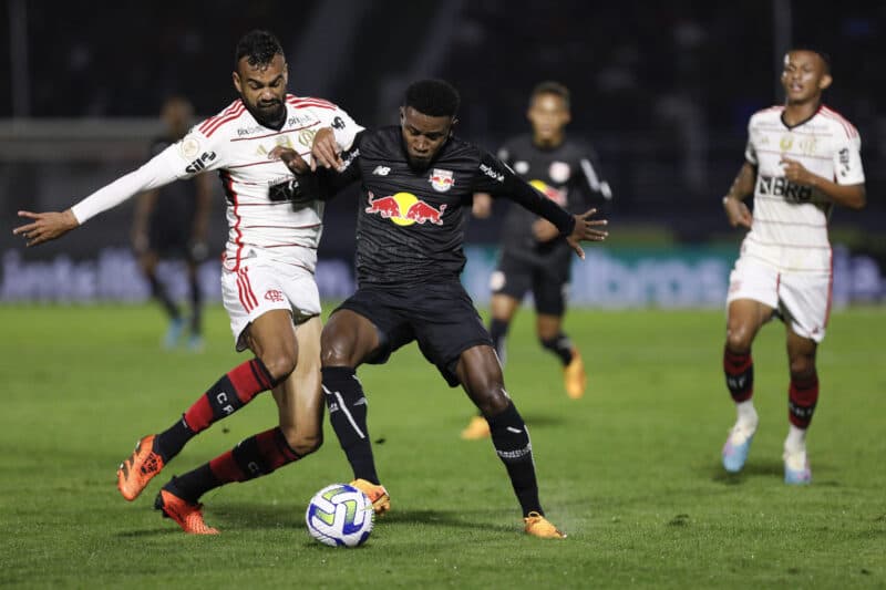 Flamengo e Red Bull Bragantino em partida pelo Campeonato Brasileiro.