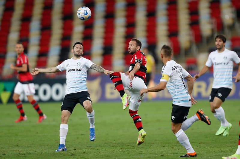 Everton Ribeiro em campo pelo Flamengo em jogo contra o Grêmio