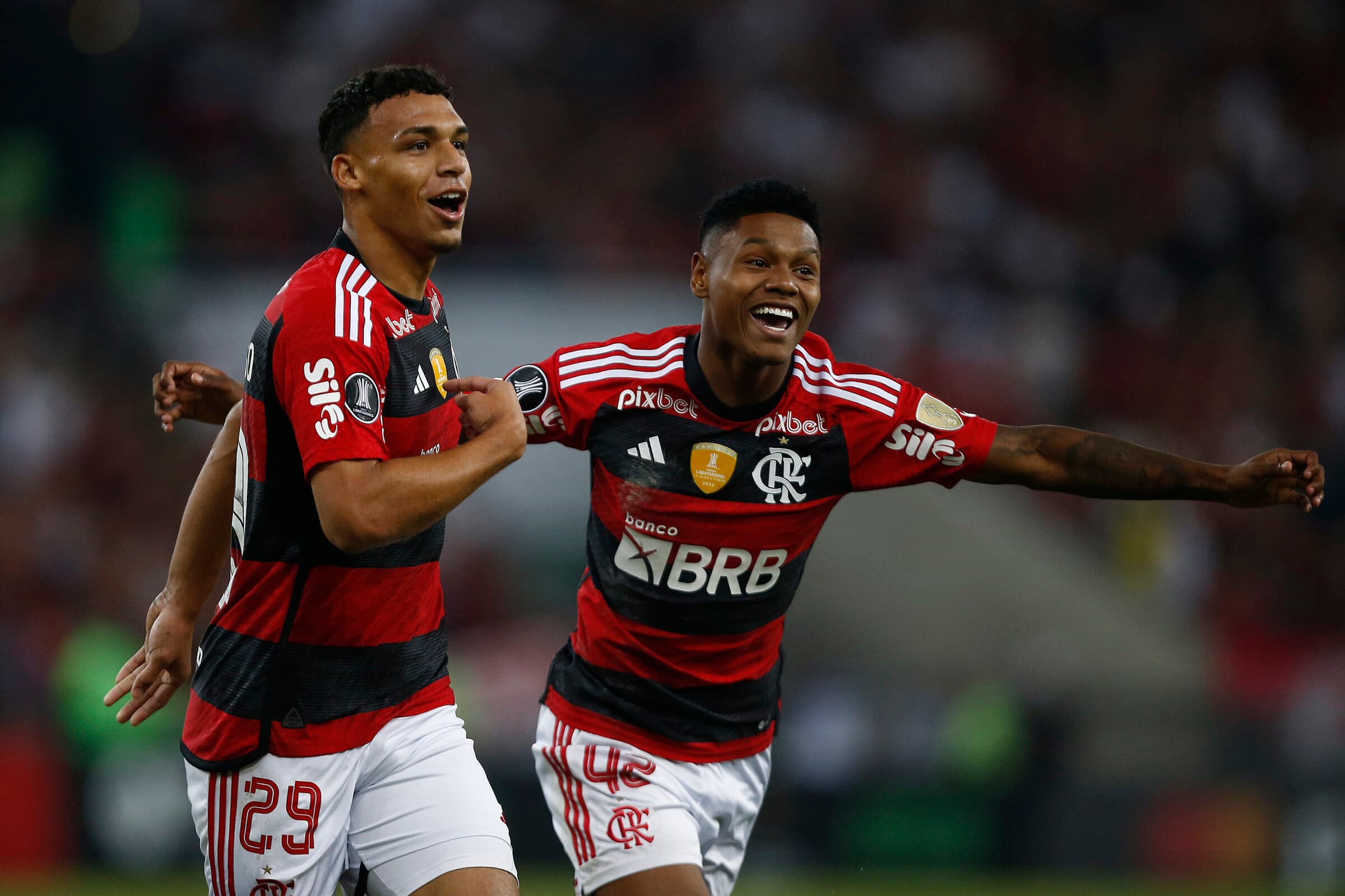 Victor Hugo, cria da base do Flamengo comemora gol