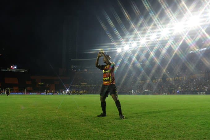 Vagner Love celebra gol na Ilha do Retiro