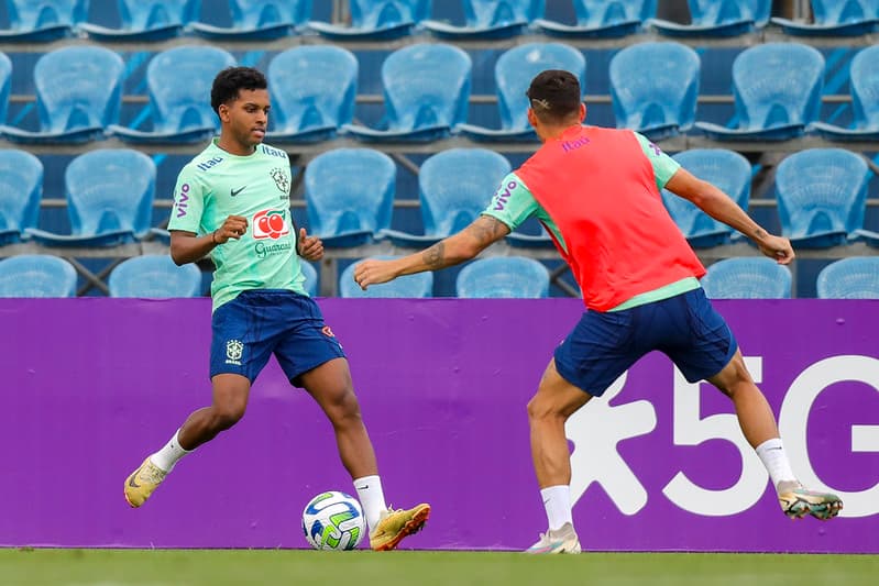 Rodrygo em treino da Seleção Brasileira; Valencia ameaçou processar o jogador pode defender Vini Jr em caso de racismo na Espanha