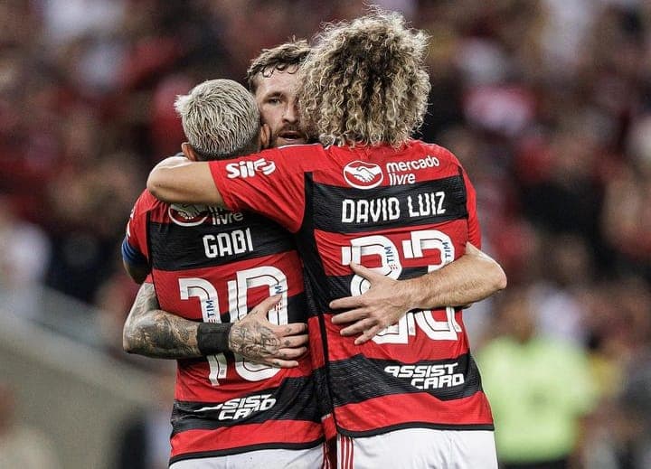 David Luiz abraça Gabigol em vitória do Flamengo