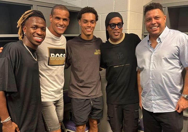 Vinícius Júnior ao lado de lendas do futebol em jogo festivo de Ronaldinho Gaúcho