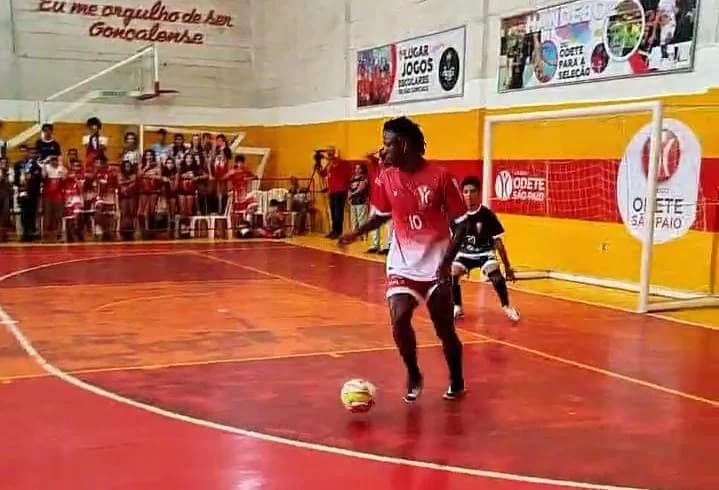 Vinícius Júnior joga pelada de futsal na escola