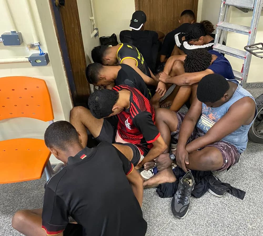 Polícia prende torcedores do Flamengo armados e impede briga com torcedores do Vasco