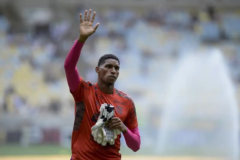 Hugo Souza, goleiro do Flamengo, recebeu proposta de time de Paulo Sousa