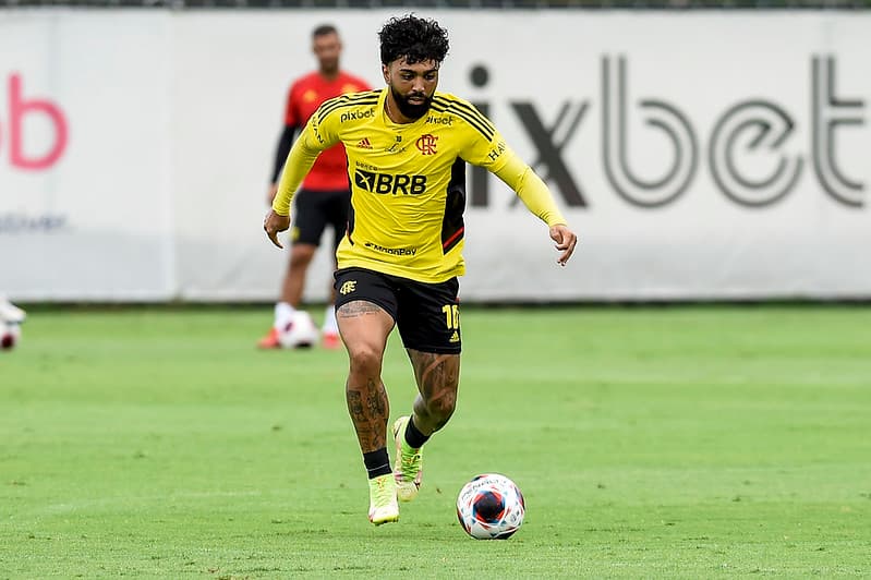 Gabigol em treino do Flamengo, com símbolo da Pixbet estampado em mural do Ninho logo atrás; Governo publica regra para regulamentações de apostas