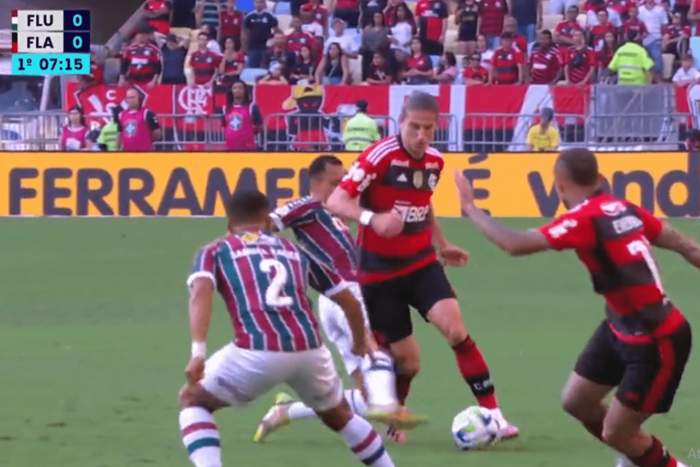 Filipe Luís recebeu falta dura de Lima, do Fluminense