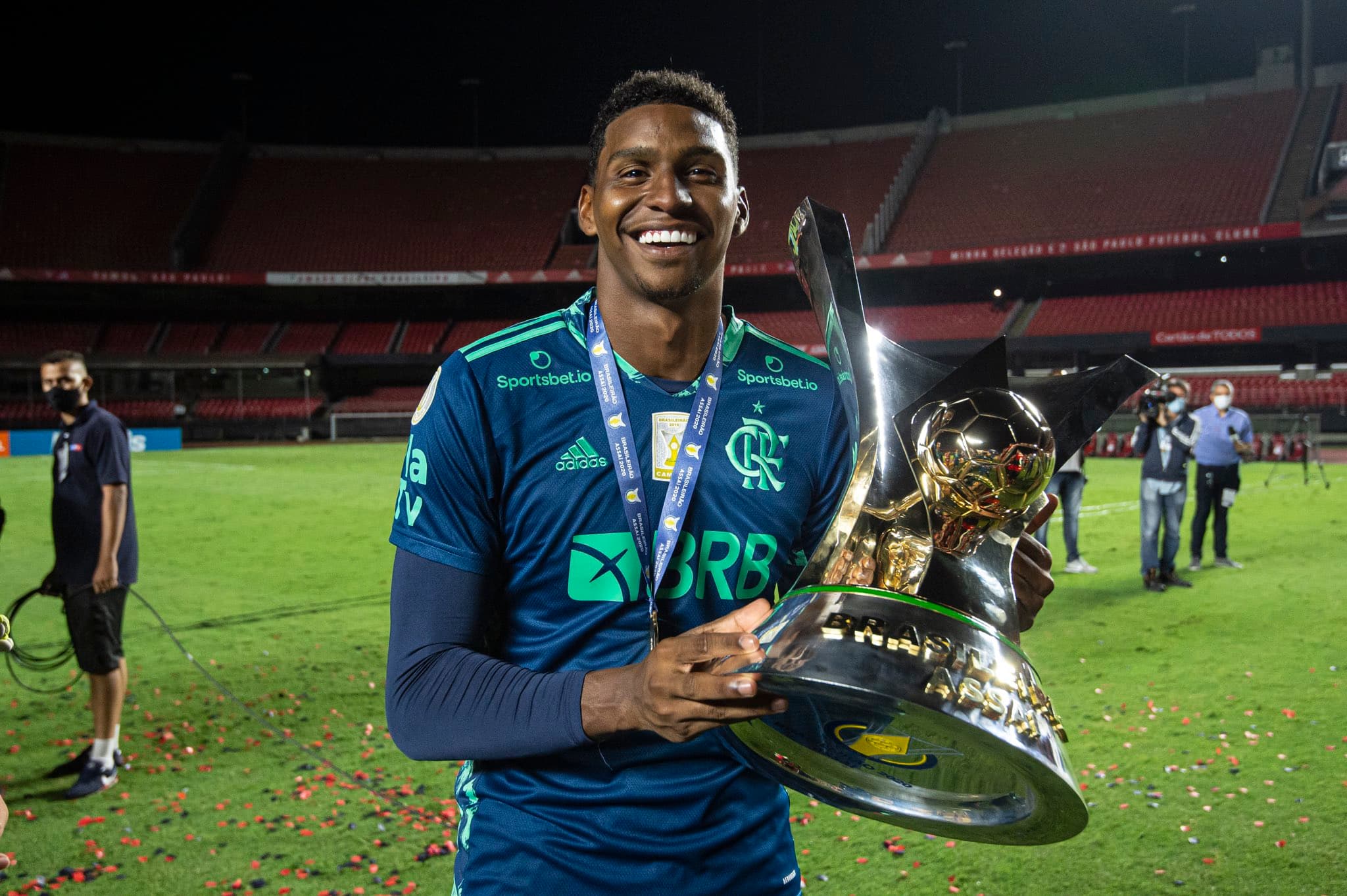 Hugo Souza, goleiro do Flamengo, será emprestado ao Desportivo de Chaves