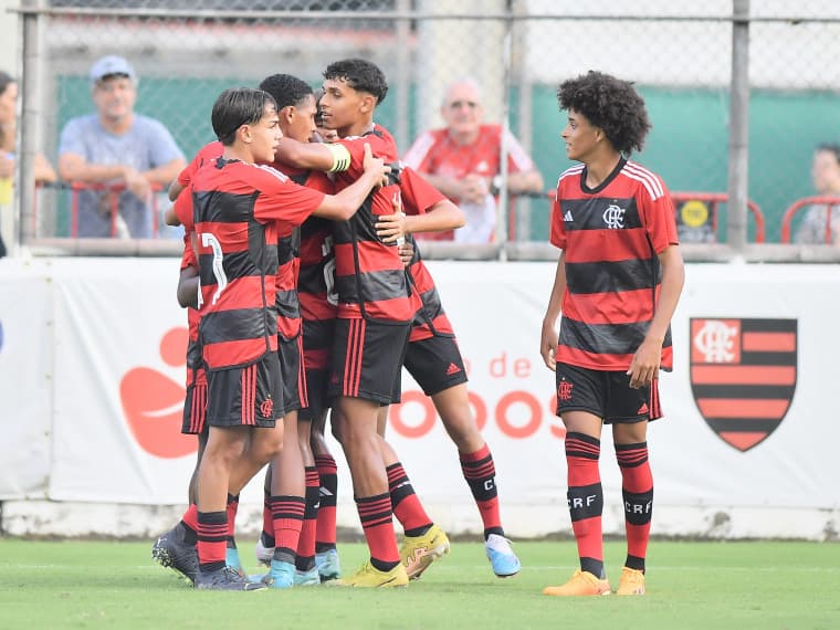 Ryan Roberto comemora gol com companheiros de Sub-15 do Flamengo; joia fez golaço em jogo pela Copa 2 de Julho