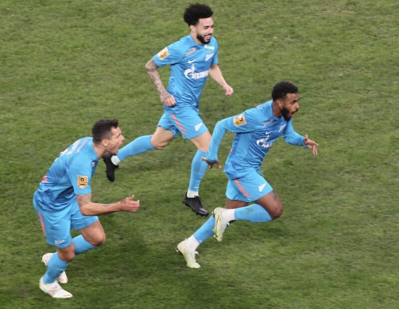 Wendel e Claudinho comemoram gol do Zenit; Flamengo pretende investir nos dois meio-campista caso consiga grande venda