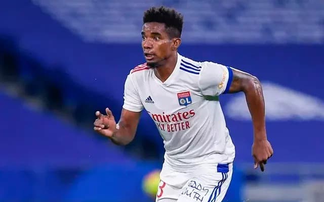 Thiago Mendes com a camisa do Lyon
