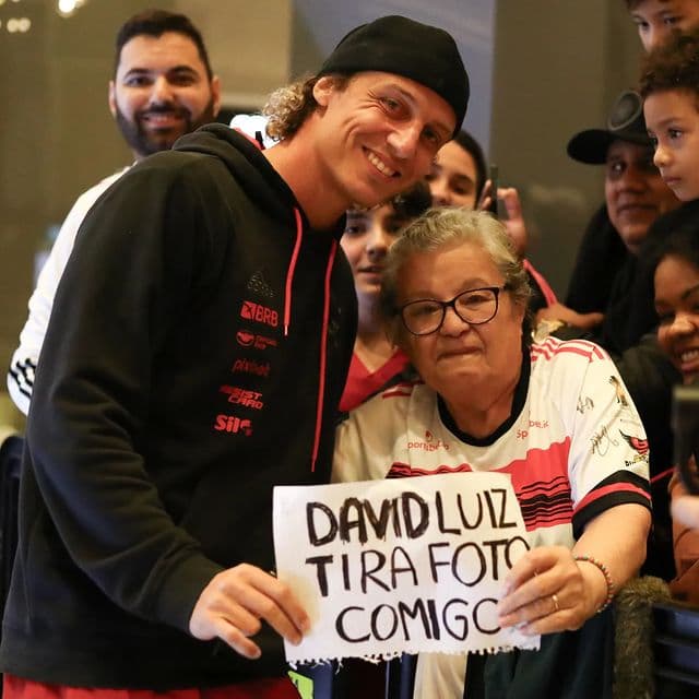 Senhorinha pede e ganha foto com David Luiz em Curitiba