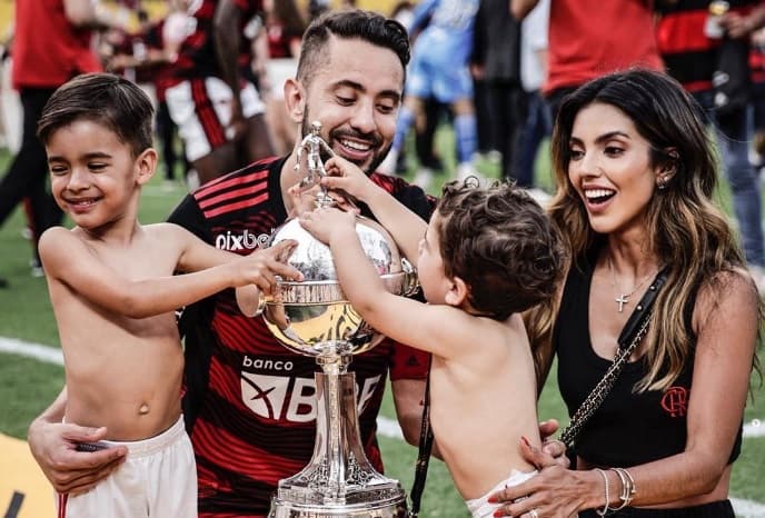 filhos de everton ribeiro no flamengo