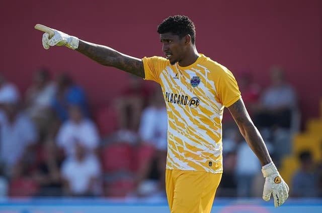 Hugo Souza estreia em Portugal com golaço sofrido e 'frango' na decisão por pênaltis