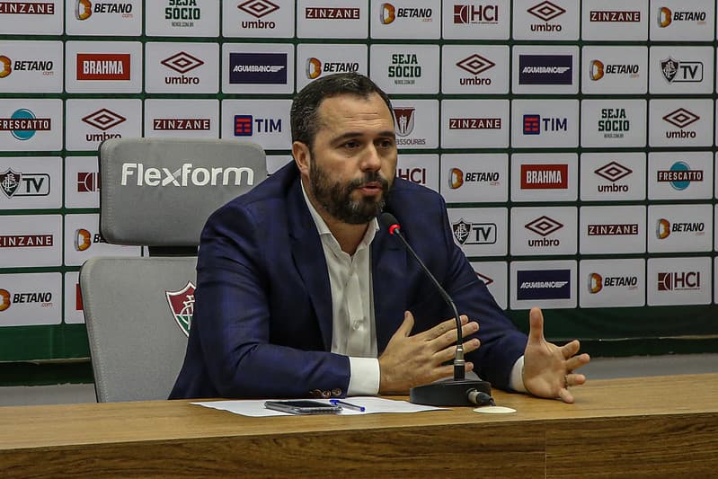 Presidente do Fluminense surpreende ao escolher craque do Flamengo para seu clube