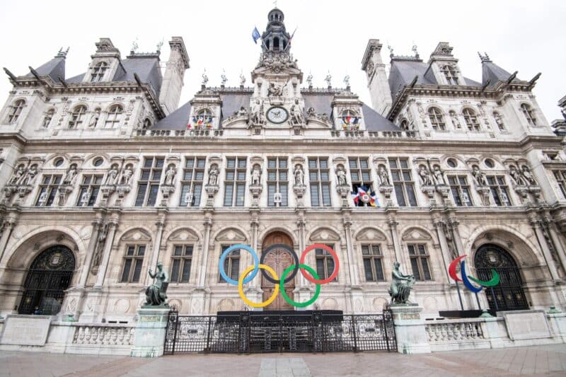 O COB anunciou reajuste nas premiações de Paris 2024; Veja quanto Rebeca Andrade e Isaquias Queiroz, do Flamengo, ganhariam por 2021