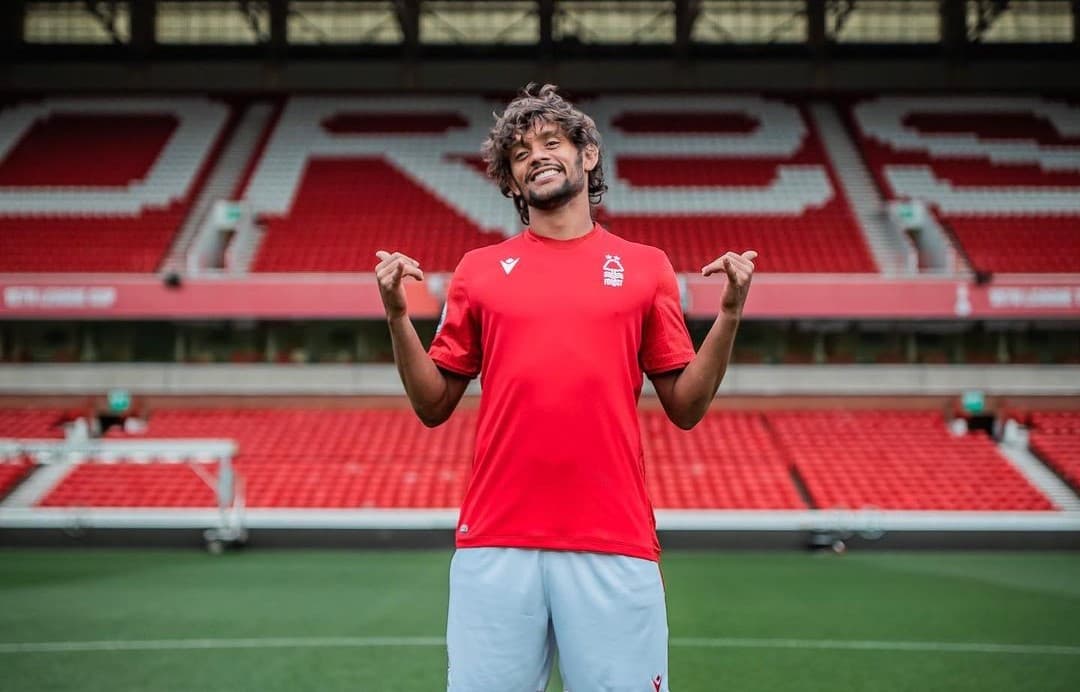Gustavo Scarpa em apresentação no Nottingham Forest; atleta é pedido de Tite e negocia com o Flamengo