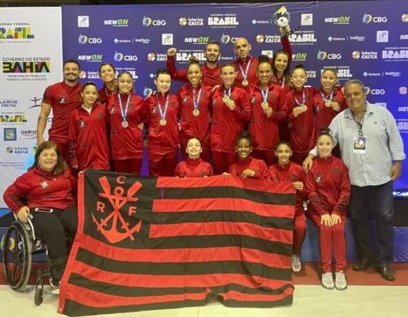 Delegação do Flamengo mostra medalhas de ouro no Brasileiro de Ginástica