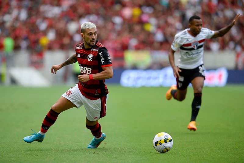 Arrascaeta em campo pelo Flamengo contra o São Paulo. pelo Brasileirão