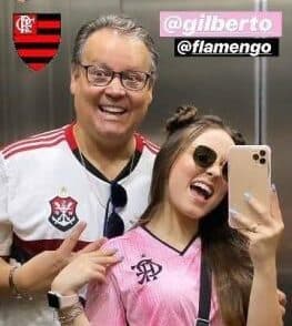 Larissa Manoela e seu pai, torcedores do Flamengo