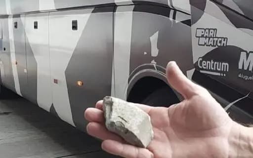 Ônibus do Botafogo é apedrejado por tricolores