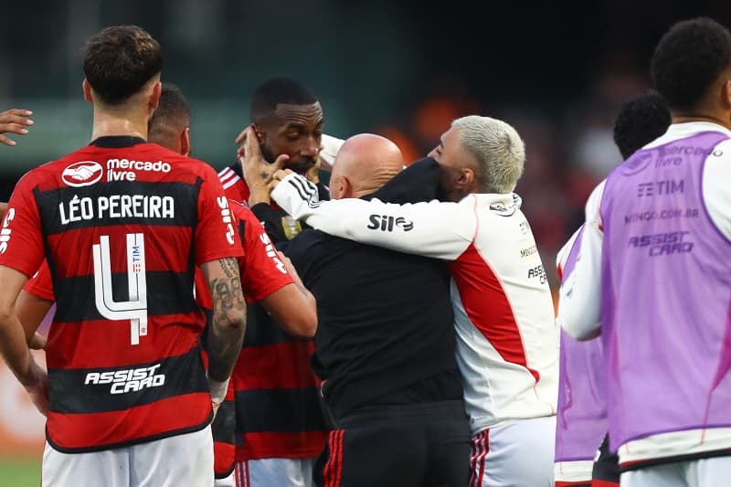 Gerson comemora com Sampaoli o gol da vitória do Flamengo sobre o Coritiba no Couto Pereira pelo Brasileirão