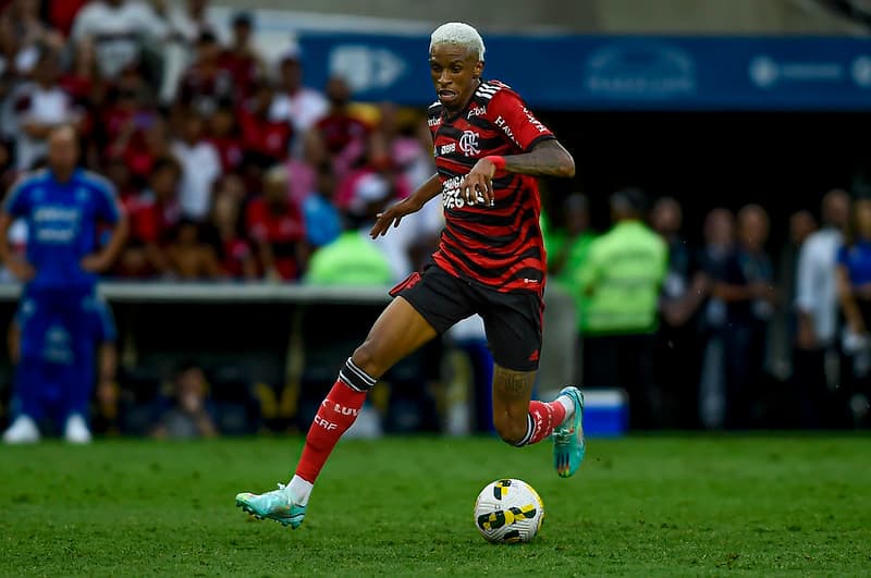 André Luiz em jogo do Flamengo; atacante revelou expectativas para estreia pelo Estrela Vermelha, de Portugal