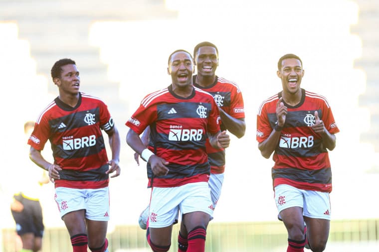 Time sub-20 do Flamengo comemora gol no Brasileirão Sub-20; gerente da base detalha trabalho com joias rubro-negras