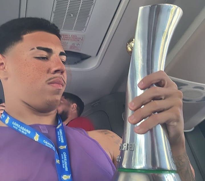 Iago com a taça do Brasileiro Sub-20
