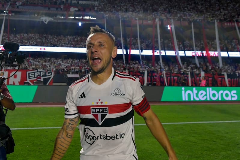 Rafinha comemora título do São Paulo na Copa do Brasil; lateral apatou música do Flamengo