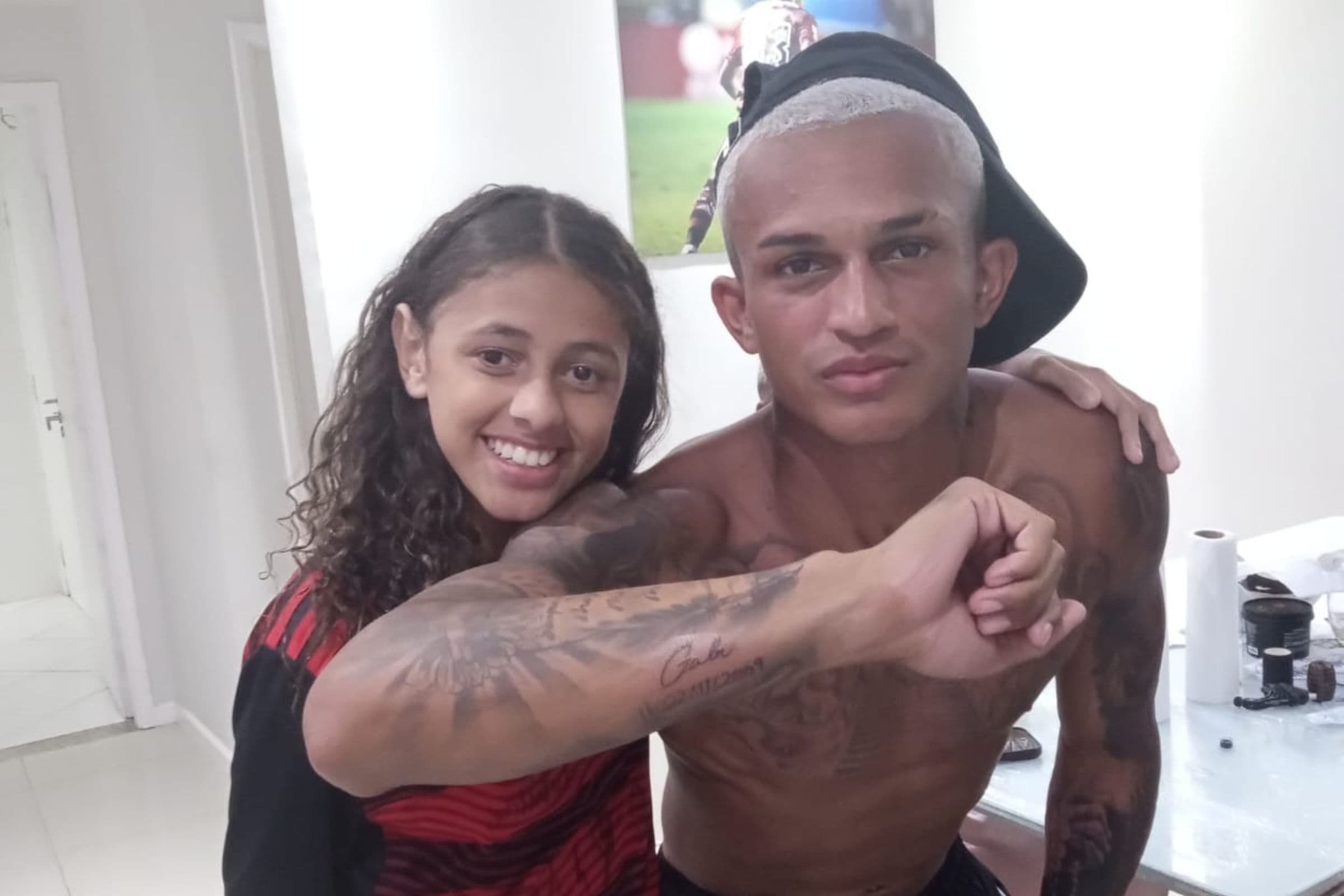 Wesley ao lado de Gabi; jovem lateral ajuda na causa da torcedora rubro-negra e recebeu homenagem