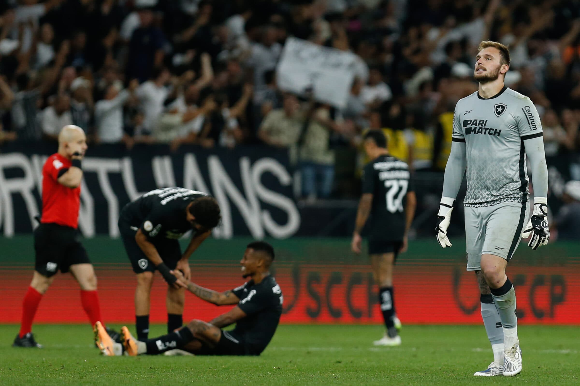 Botafogo tropeça mais uma vez ao perder para o Corinthians, e Flamengo se isola em ranking de campanhas no Brasileirão